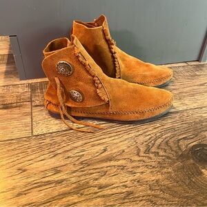 Minnetonka Suede Women's Two Button Hardsole Boot Size 7.5